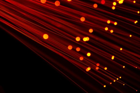 Rotes und gelbes Licht im dunklen Raum.