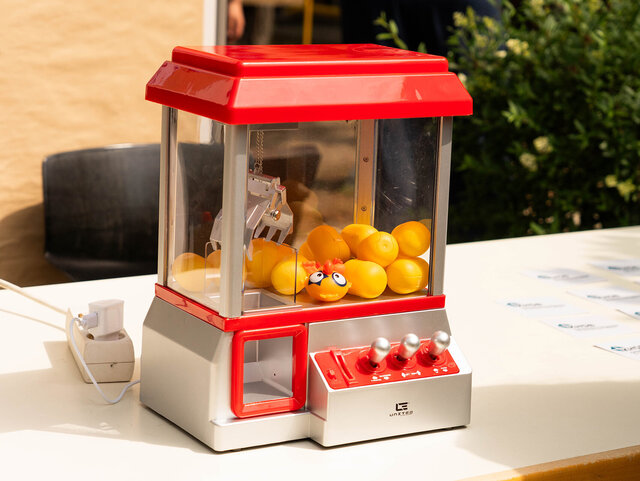 Der Greifautomat am Stand der KHSB lud Besucher*innen zum Mitmachen ein.