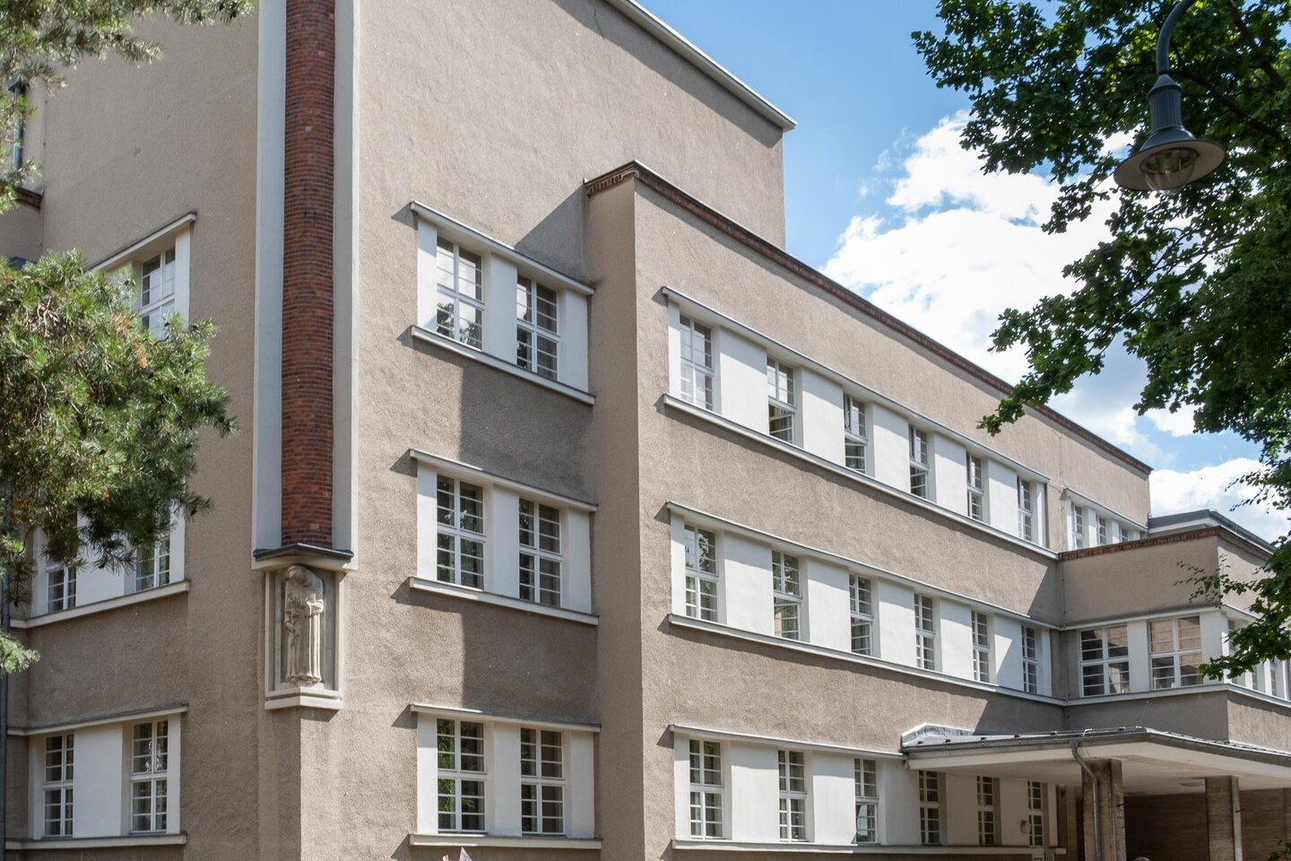 Frontansicht KHSB Gebäude mit heiligem Antonius