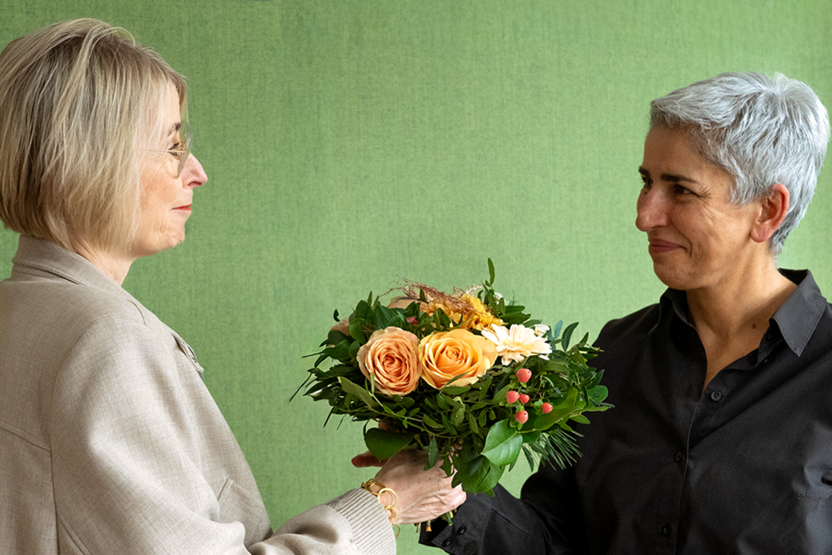 Überreichung eines Blumenstraußes an Mitarbeiterin durch Vizepräsidentin