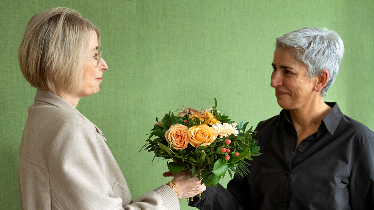 Überreichung eines Blumenstraußes an Mitarbeiterin durch Vizepräsidentin