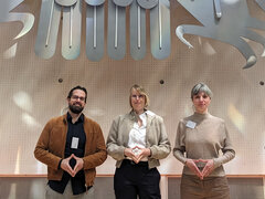 Gewinne-Projektleitung und Mitarbeite*innen vor dem Bundesadler im Plenarsaal in Bonn