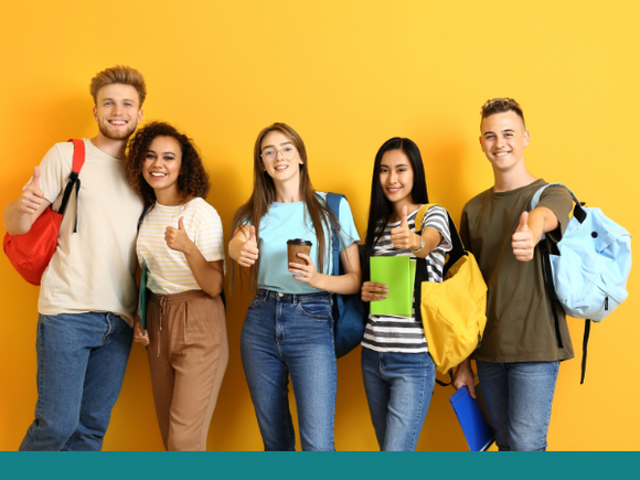 Symbolbild: Studierende lächeln in die Kamera, KHSB-Petrol