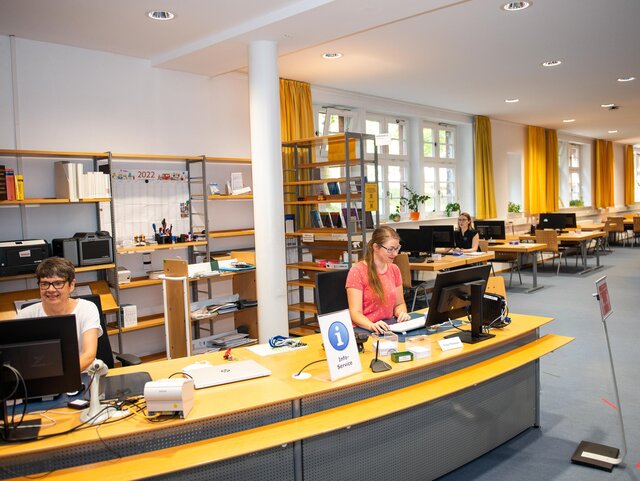Der Eingangsbereich der Bibliothek der KHSB. 