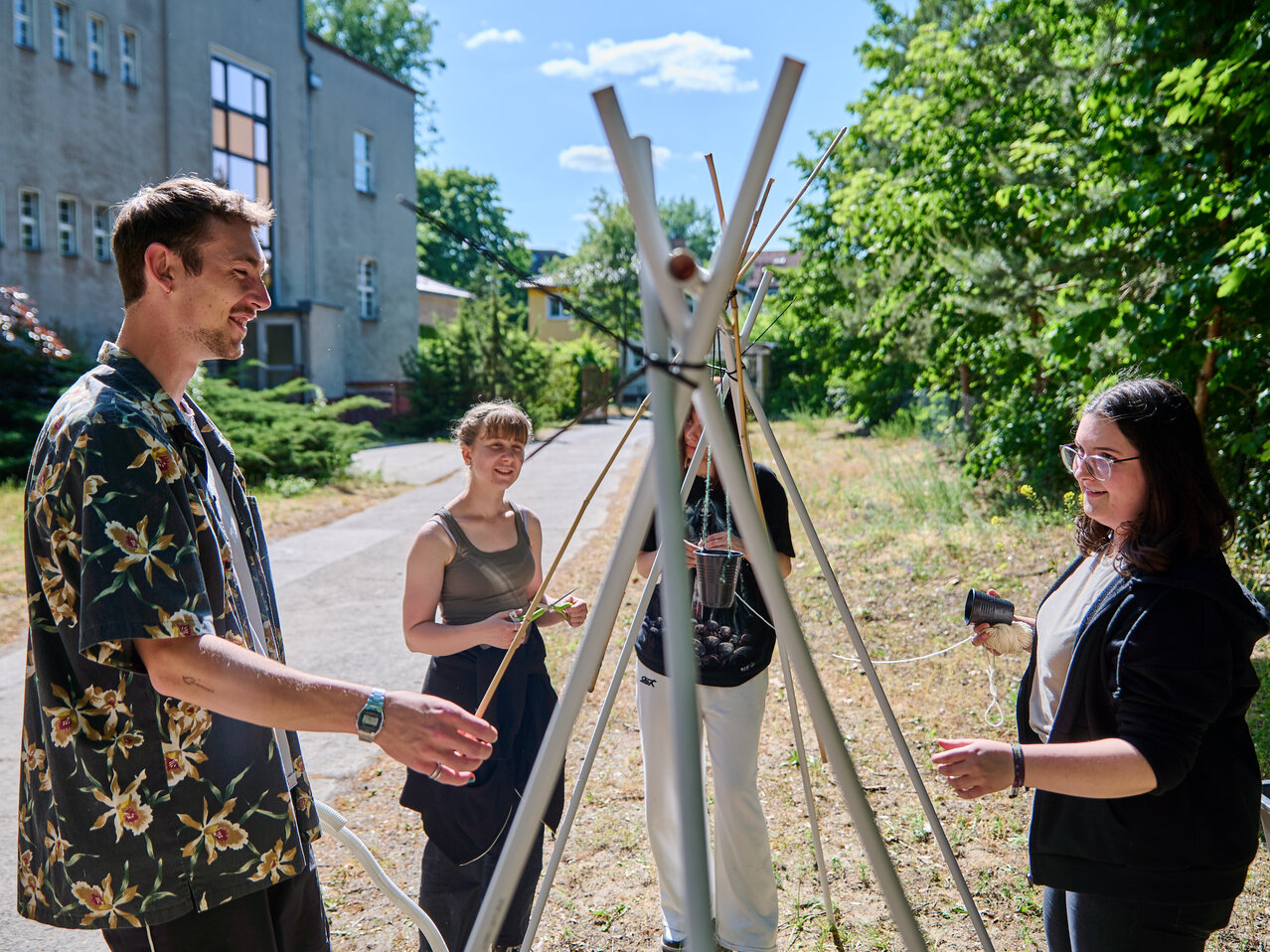Studierende arbeiten an einem Kunstprojekt im Innenhof der KHSB. 