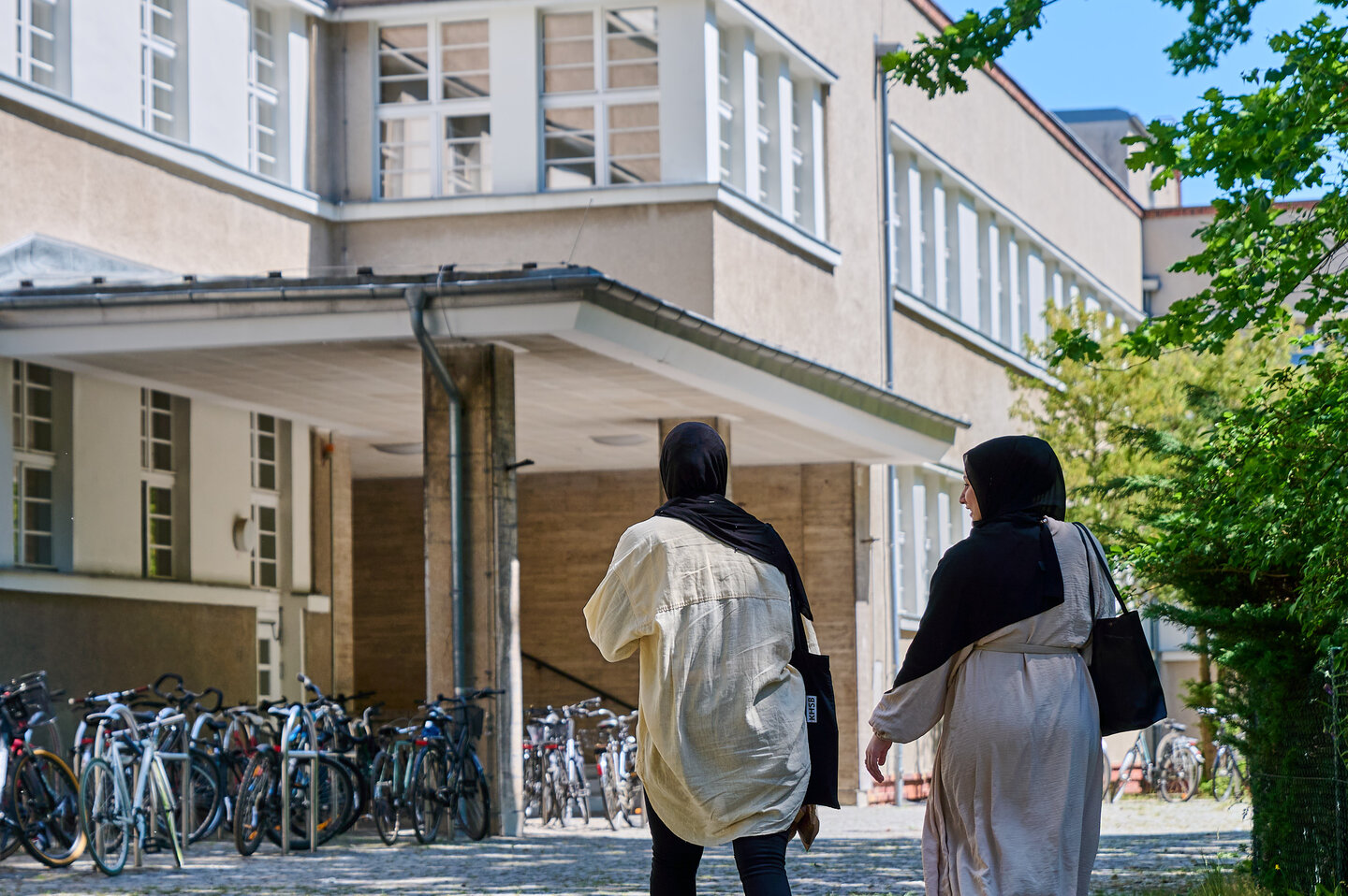 Studierende gehen zum Haupteingang der KHSB Berlin.