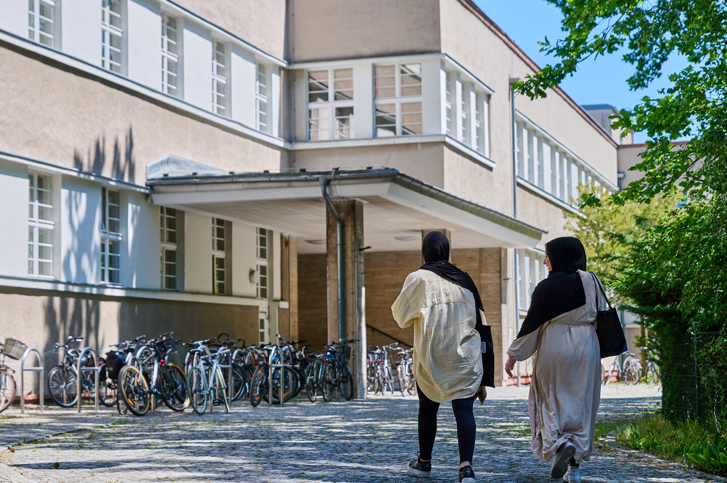 Studierende gehen zum Haupteingang der KHSB Berlin.