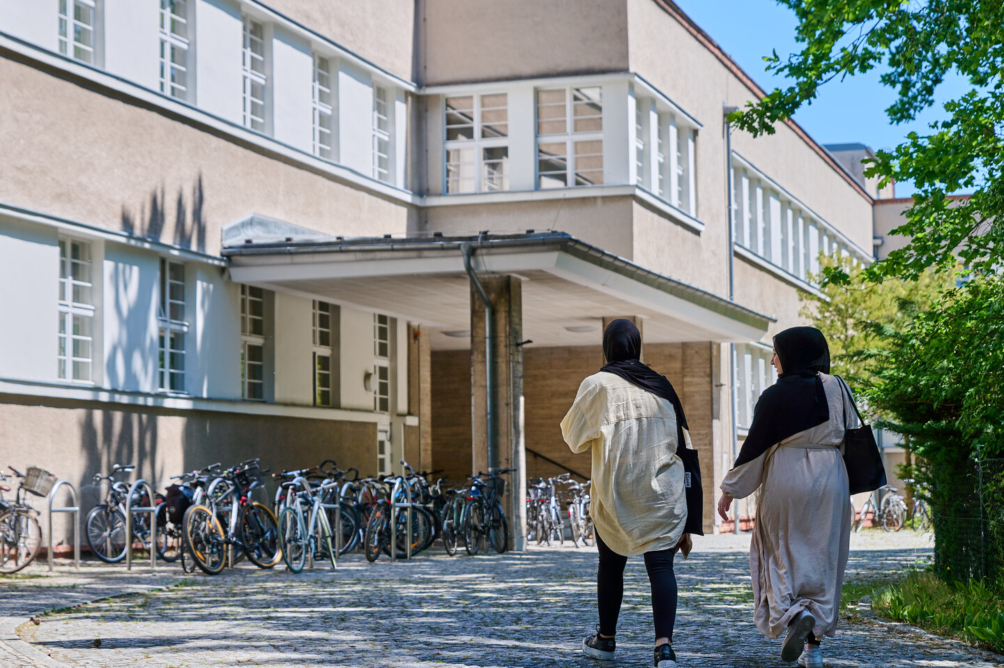 Studierende gehen zum Haupteingang der KHSB Berlin.