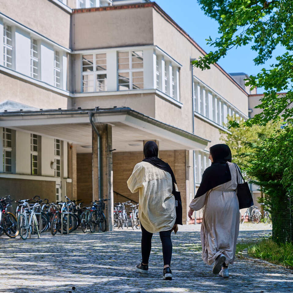 Studierende gehen zum Haupteingang der KHSB Berlin.