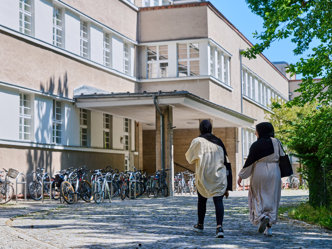 Studierende gehen zum Haupteingang der KHSB Berlin.