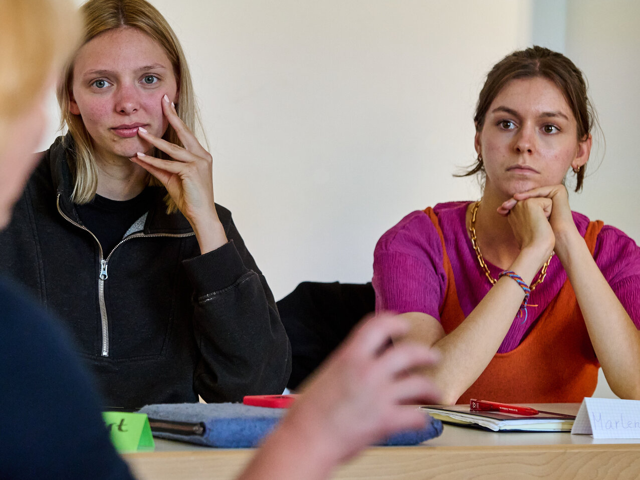 Studierende der KHSB hören interessiert der Dozentin zu.