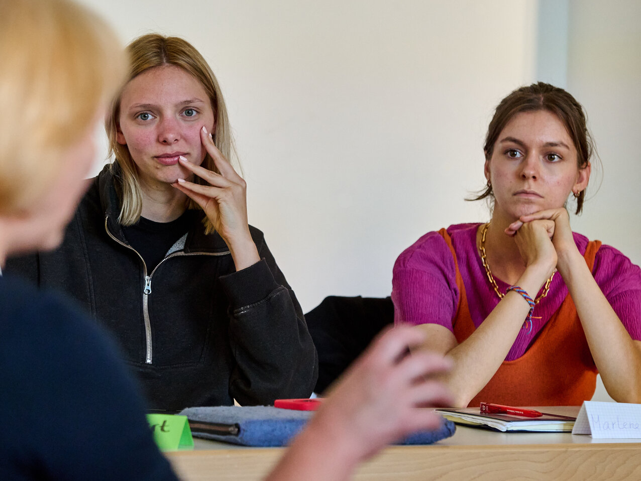 Studierende der KHSB hören interessiert der Dozentin zu.
