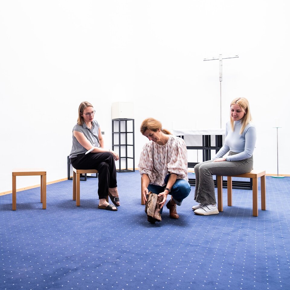 Prof. Dr. Annette Edenhofer bereitet eine Veranstaltung in der Kapelle der KHSB vor.