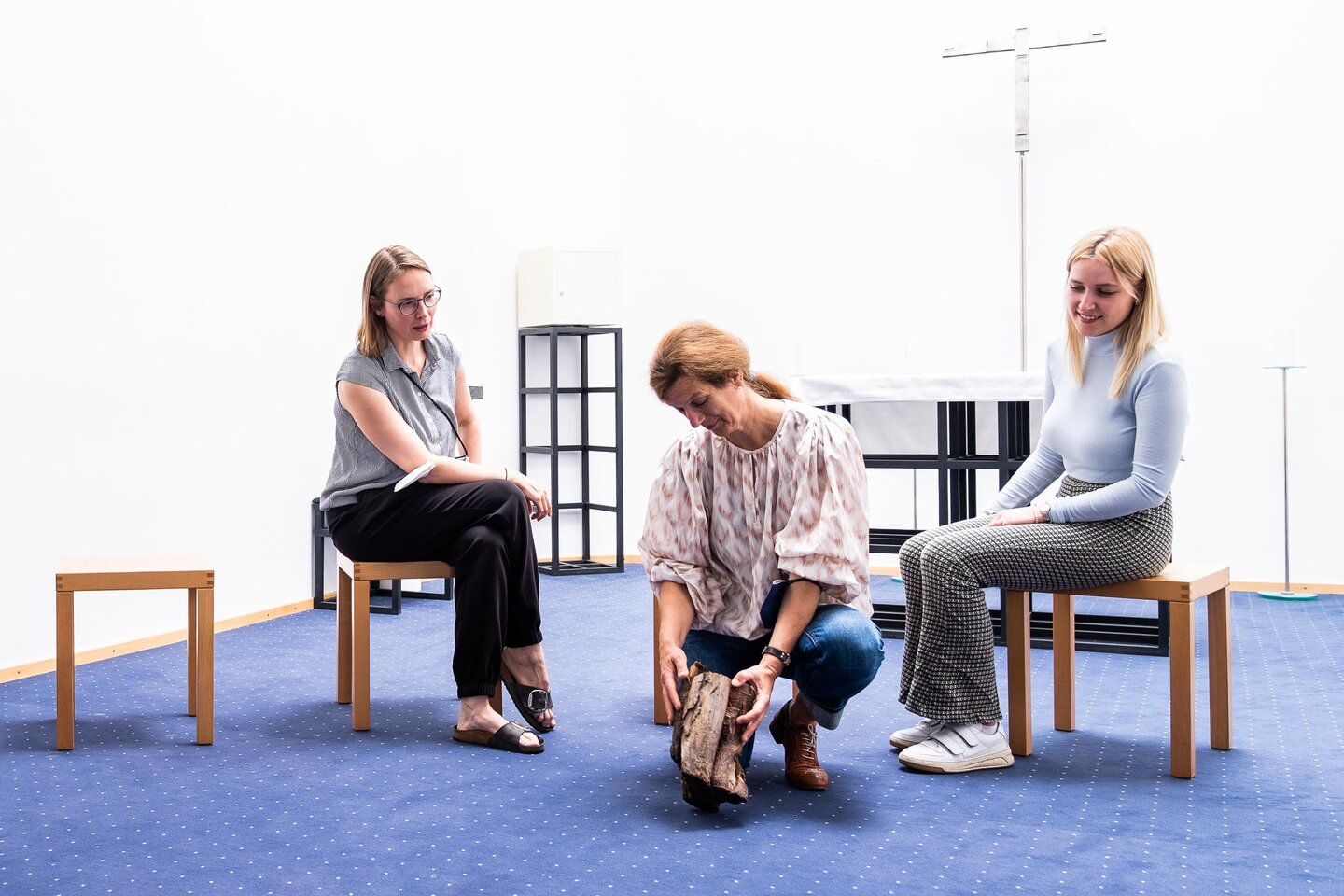 Prof. Dr. Annette Edenhofer bereitet eine Veranstaltung in der Kapelle der KHSB vor.