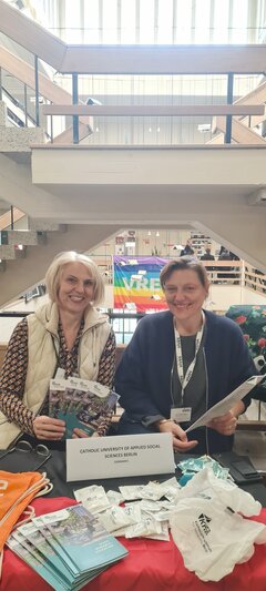 Christina Beifuss und Serafina Morrin auf der Global Engagement Week in Belgien