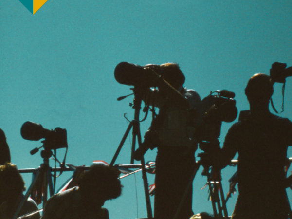 Silhouette von Medienteam (Journalisten, Fotografen, Kameramänner)