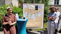 Lara Wintzer führt beim Campusspaziergang über den grünen Hochschulstandort der KHSB
