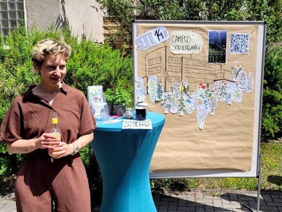 Lara Wintzer führt beim Campusspaziergang über den grünen Hochschulstandort der KHSB