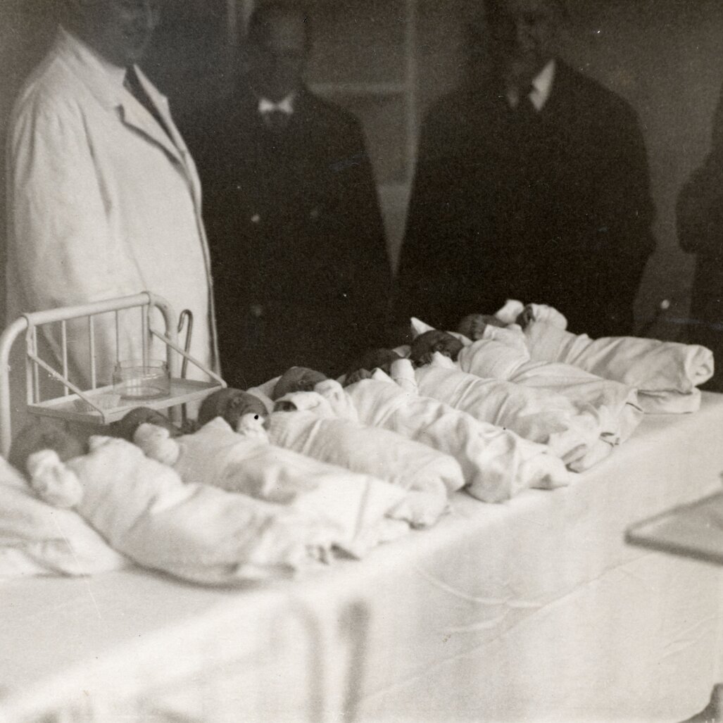 Eine historische Aufnahme zeigt die Säuglingsstation des St. Antonius-Krankenhauses.