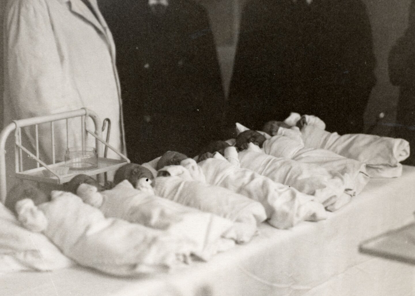 Eine historische Aufnahme zeigt die Säuglingsstation des St. Antonius-Krankenhauses.