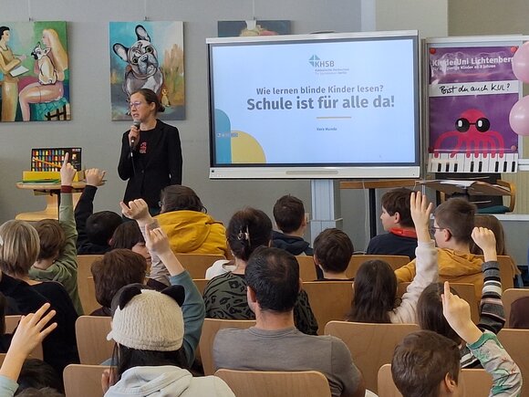 Prof. Dr. Vera Munde hält Vorlesung am KULen Tag der Wissenschaft auf der Kinderuni Lichtenberg.
