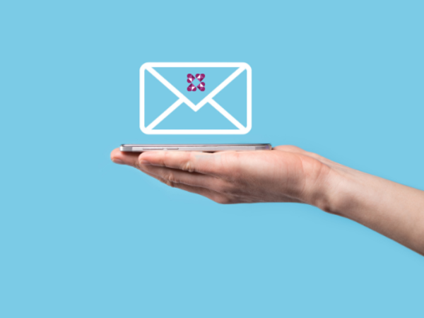 Hand über der ein elektronisches E-Mail-Symbol schwebt mit dem ICON der KHSB Weiiterbildung