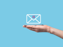 Hand über der ein elektronisches E-Mail-Symbol schwebt mit dem ICON der KHSB Weiiterbildung