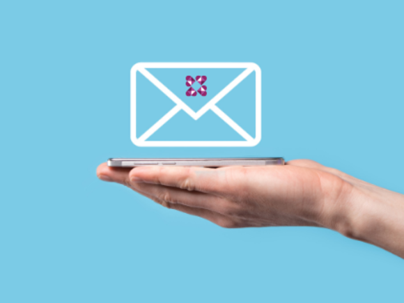 Hand über der ein elektronisches E-Mail-Symbol schwebt mit dem ICON der KHSB Weiiterbildung