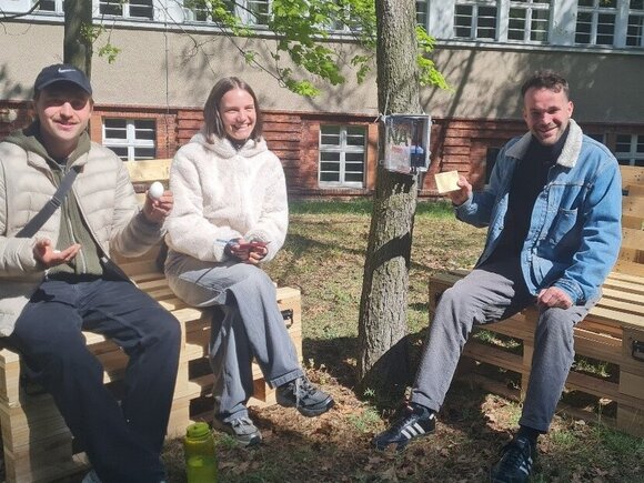 KHSB Projekt "Grüne Pause" Studierende sitzen auf Sitzgelegenheiten
