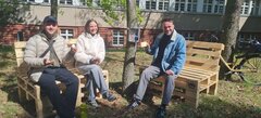 KHSB Projekt "Grüne Pause" Studierende sitzen auf Sitzgelegenheiten