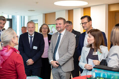 Mareike König im Pausengespräch an unserem Infostand mit (v.l.n.r.) Patrick Paquet von der EU-Kommission, Dr. Anne Schüttpelz, Leiterin der ESF-Verwaltungsbehörde Brandenburg, Brandenburgs Wirtschaftsminister Daniel Keller, ILB-Vorstand Christian Kistner und Theresa Albig von der Transferstelle Soziale Innovationen Brandenburg.