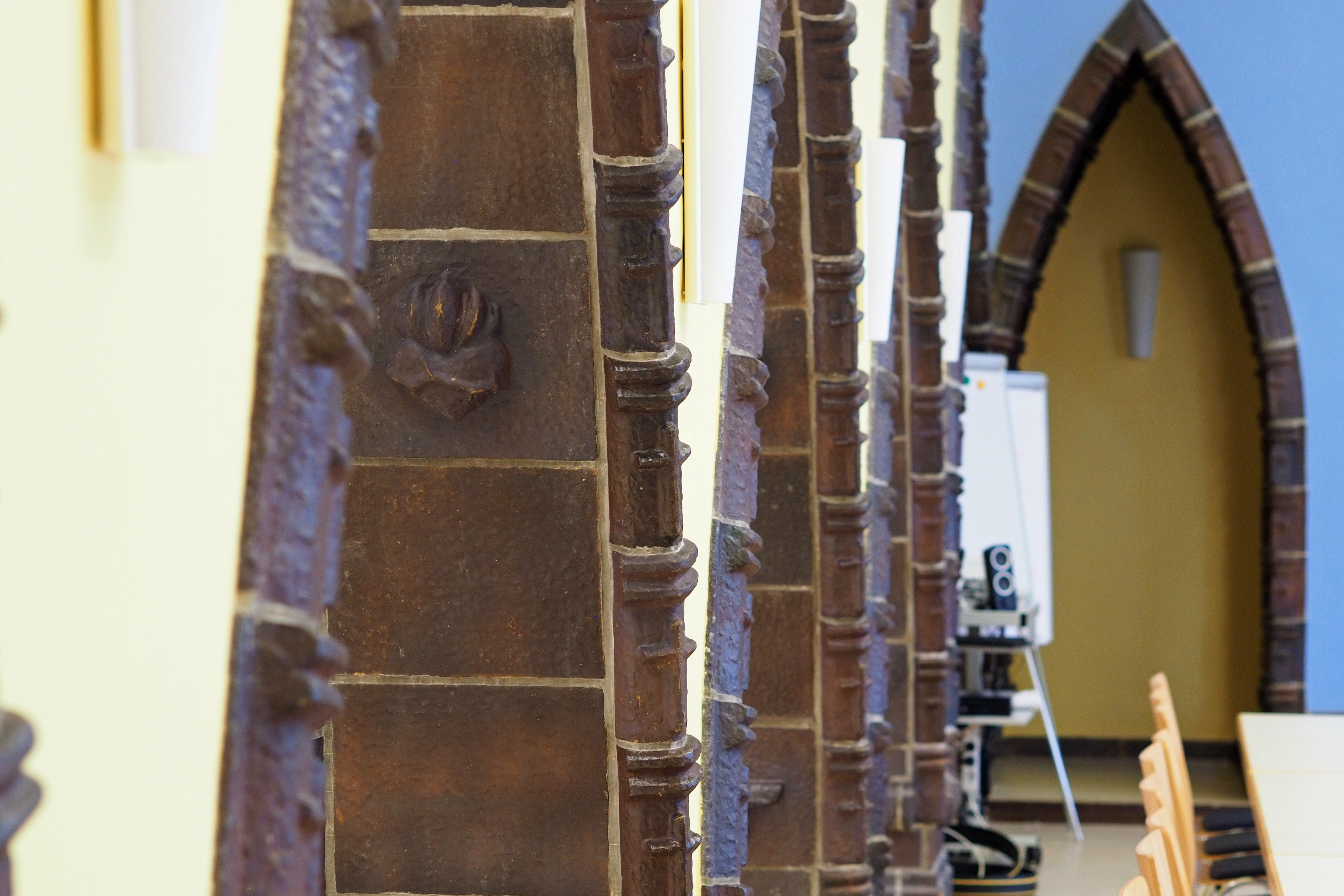 Die Aula mit ihren historischen Rundbögen. 