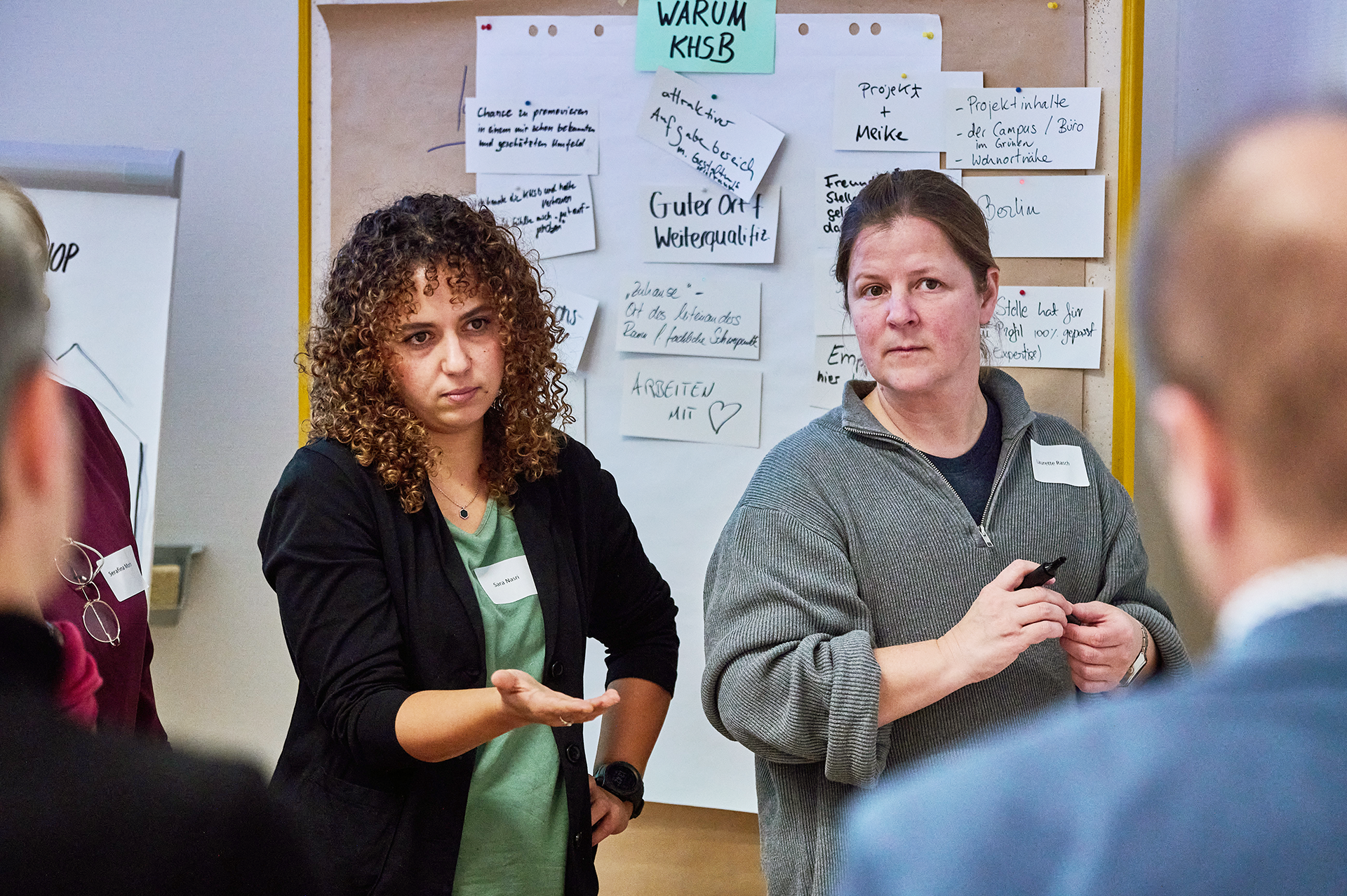 Personen argumentieren bei einem Workshop