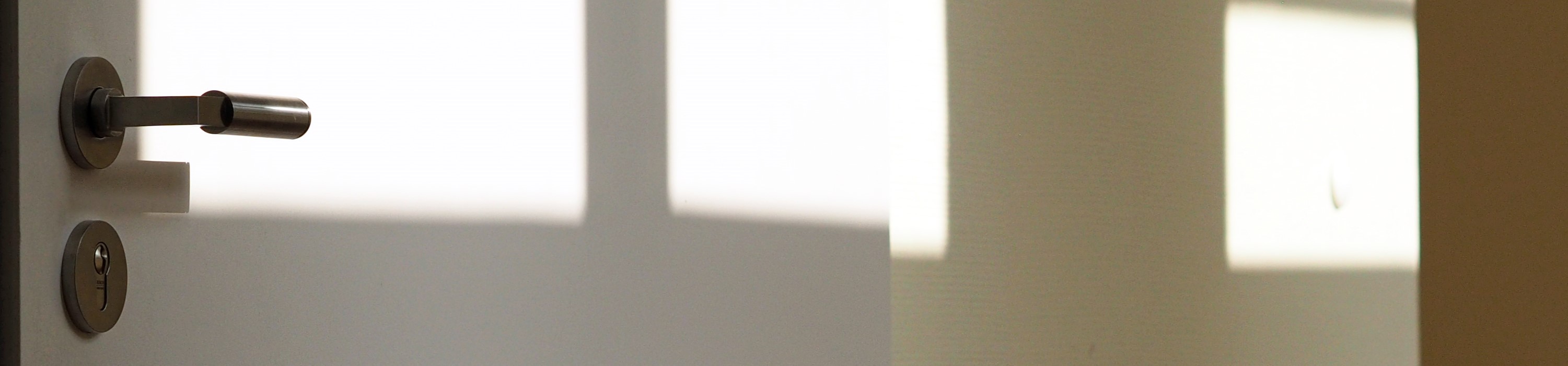 Schatten eines Fensters auf der Tür 