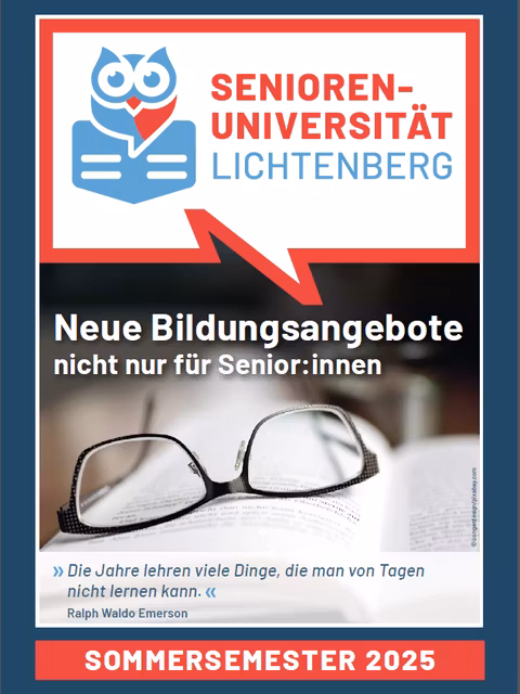 Brille auf aufgeschlagenem Buch - Titel des Programmhefts 2025 der Seniorenuni Lichtenberg